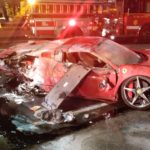 2 человека пострадали после того, как арендованный красный Ferrari разбился на Lake Shore Drive в Чикаго