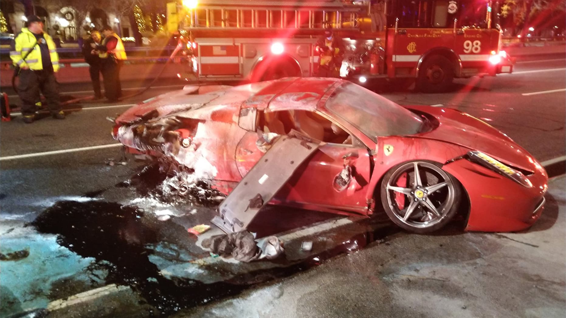 2 человека пострадали после того, как арендованный красный Ferrari разбился  на Lake Shore Drive в Чикаго — Chicago24online