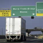 Мексиканские тракдрайверы заблокировали пограничный мост с США в знак протеста против «задержек»