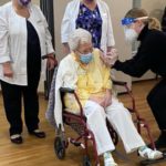 109-летняя женщина считается старейшим пациентом, получившим вакцину против COVID-19 в Иллинойсе