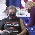 Мэр Чикаго обещает провести вакцинацию в районах проживания меньшинств