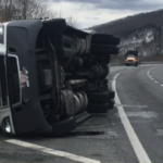 От сильного ветра на I-77 в Вирджинии перевернулись четыре трака