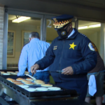 Полицейские Чикаго напекли сотни блинчиков в рамках акции по сбору средств для покупки новых защитных жилетов