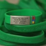 Полиция в Oak Park раздает специальные зеленые браслеты людям с особыми потребностями