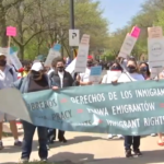 Участники марша в Чикаго 1 мая призывали к проведению иммиграционной реформы и созданию справедливых условий труда