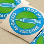 Иллинойс будет запрашивать меньше вакцины против COVID-19, так как, по словам Притцкера, спрос на нее снижается
