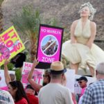 Жители Palm Springs, куда перевезли легендарную статую Мэрилин Монро, некогда стоявшую в Чикаго, встретили новый арт-объект протестами