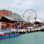 Лодка с пассажирами врезалась в стену Navy Pier; шестеро человек спасены