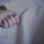 В Joliet 2-летний ребенок случайно застрелил сам себя из найденного дома пистолета