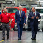 Президент США Байден выступил на заводе Mack Trucks с посланием «Покупайте американское»