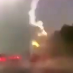 В шокирующем видео молния ударяет в трак. Тракдрайвер выжил