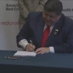 Губернатор Прицкер подписал закон о расширении доступа к здравоохранению в Иллинойсе