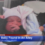 Новорожденного ребенка нашли в ящике выброшенного комода в переулке на северо-западе Чикаго