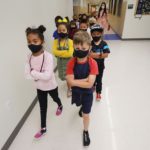 Семья выступает против мандата на маски, поскольку трое детей временно отстранены от учебы