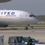 United Airlines уволила 593 человека за несоблюдение требований вакцинации против COVID-19