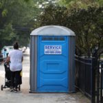В Чикаго острая нехватка общественных туалетов; за последние 5 лет выписано почти 30 тысяч штрафов за справление нужды в неположенном месте