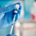 Согласно последнему отчету HHS, вакцина от COVID-19 спасла жизни 2100 пожилых людей в Иллинойсе