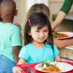Medicaid теперь сертифицирует детей на бесплатный обед еще в 8 штатах, включая Иллинойс