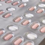 РАЗЪЯСНЕНИЕ: Новые, простые в использовании таблетки от COVID-19 поставляются с подвохом
