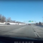 Видео: двигающийся по встречке водитель врезается в несколько автомобилей, из-за него переворачивается трак, перевозивший кукурузу
