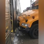 Поезд Metra врезался в заглохший школьный автобус; водитель вывела детей в безопасное место за несколько минут до столкновения