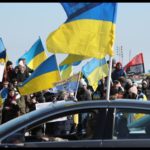 ‘Наши семьи умирают’, – говорят демонстранты, когда колонна грузовиков движется к Buckingham Fountain, чтобы выразить поддержку Украине и призвать к миру