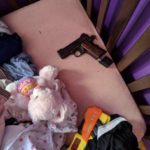 Мужчина из Woodridge спрятал заряженный пистолет в кроватке ребенка