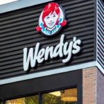 Wendy’s ответили после того, как офицер полиции заявила, что ей подали волосы и грязь в еде