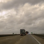 Видео: Ветер сдувает контейнер с трака на автомобиль полицейского Южной Каролины