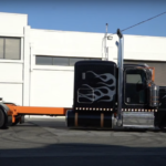 Взгляните на этот кастомный Peterbilt, созданный для суперзвезды из семьи тракдрайверов