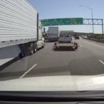 Видео: водитель пикапа с трейлером вполне уверен, что он поместится между этими двумя траками