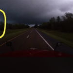 Видео: тракдрайвер, который едет через торнадо, звонит своим близким