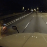 Видео: Мотоциклист с явным желанием умереть под колесами трака