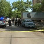 Трехлетняя девочка погибла после столкновения с грузовиком в North Side, находясь в переноске на велосипеде