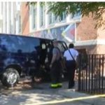 60-летний мужчина погиб после того, как автомобиль врезался в начальную школу в Hyde Park