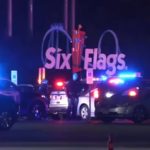 По данным полиции Gurnee, в результате стрельбы на парковке Six Flags Great America трое ранены