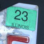 Почему в этом году наклейки на номерные знаки автомобилей выглядят по-другому?