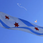 Что представляет собой каждая часть флага Чикаго?
