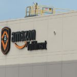 Сотрудники Amazon говорят, что компания приняла ответные меры после обвинений в процветании расовой вражды в коллективе