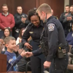 «Я запаниковала»: видео показывает, как полицейский Arlington Heights спасает мальчика от удушья