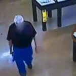 Камера наблюдения засняла мужчину, какающего в проходе в Walmart
