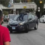 Мужчина буквально встал грудью за свой автомобиль и не дал его угнать, проехав на крыше по оживленной улице (видео)