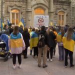 Американцы украинского происхождения в Чикаго провели митинг в центре города после новых российских ракетных ударов