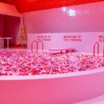 Легендарное празднование Pinkmas в Museum Of Ice Cream’s возвращается к праздничному сезону