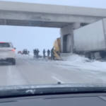 Тракдрайвер врезался в опоры моста на I-94