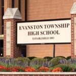 По словам полиции, ученик Evanston Township High School принес в школу заряженный пистолет