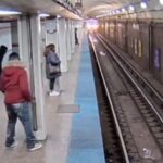 Мужчина столкнул 23-летнюю девушку на рельсы CTA Red Line прямо перед подъезжающим поездом