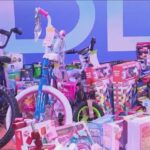 Рождественский сбор игрушек в Чикаго привлекает пожертвования, чтобы достичь цель — подарки для 4000 детей
