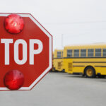Закон штата Иллинойс запрещает проезжать мимо остановившегося школьного автобуса: Почему так много водителей делают это?