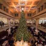 Полюбуйтесь чудесной 45-футовой рождественской елкой в Macy’s Walnut Room